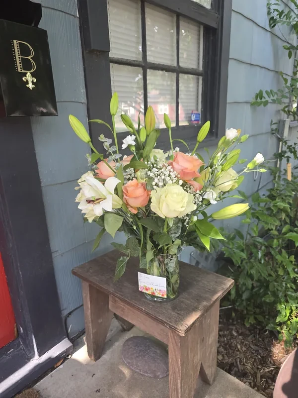 Same-day birthday flower delivery in Houston Heights — peach roses with handwritten note